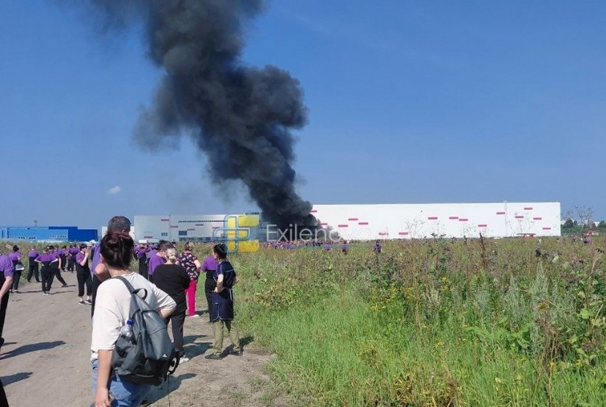 Сьомий склад мережі під ударом: БПЛА атакували об'єкт Wildberries в Єкатеринбурзі, над місцем горіння - стовп диму Сьомий склад мережі під ударом: БПЛА атакували об'єкт Wildberries в Єкатеринбурзі, над місцем горіння - стовп диму
